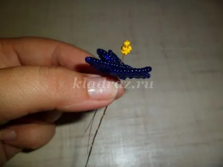 Violet gyöngyöket a kezét