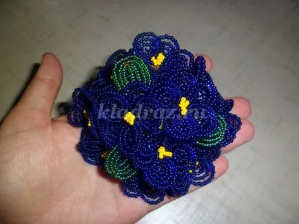 Violet gyöngyöket a kezét