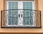 Francia erkélyes, hogy egy klasszikus kovácsolt és modern design, fotó
