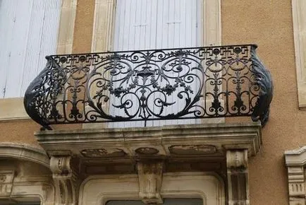 Francia erkélyes, hogy egy klasszikus kovácsolt és modern design, fotó