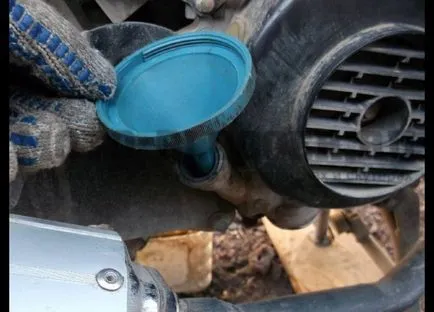 Fotók helyett olajat a motor és a sebességváltó robogó, Alisa-motorok (szűkítő) Fotók a csere az olaj a motor és a sebességváltó robogó, Alisa-motorok