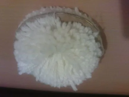 Hogyan lehet pom-poms fonal, ami puha pompon kezével videó új év (kész) Hogyan lehet pom-poms fonal, ami puha pompon saját kezében szilveszteri videó