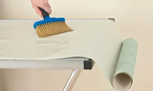 Hogyan akasztani tapéta a mennyezeten 3 lépésben kézikönyv