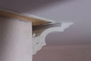 Hogyan ragasztó a lábazat a Feszített mennyezetek