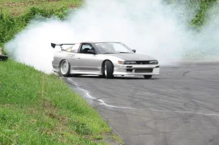 Hogyan lehet megtanulni a drift egy autó vagy egy motorkerékpár (autó) Hogyan lehet megtanulni a drift egy autó vagy egy motorkerékpár