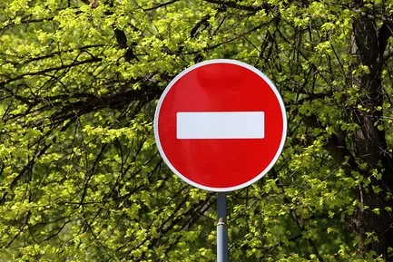 Mi a jelenlegi büntetés viteldíj (bejárat) jel alatt „tégla”