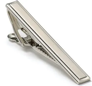 Hogyan kell viselni a nyakkendőtű - 3 szabályokat, képek és tippek (csíptetős) Hogyan kell viselni a nyakkendőtű - 3 szabályokat, képek és tippek