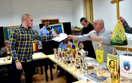 лаштунками