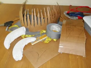 Hogyan készítsünk egy vas sisak kartonból