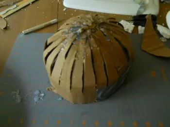 Hogyan készítsünk egy vas sisak kartonból