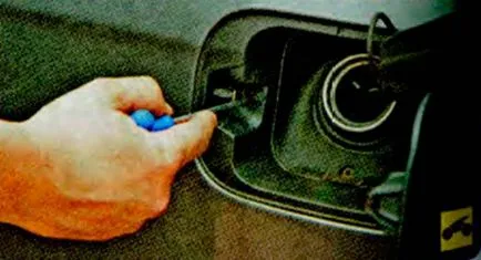 Eltávolítása az üzemanyagtartály fedél egy Skoda Octavia