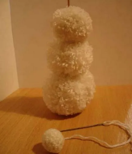 Hogyan kell varrni a játék a pompon fonal kezük (fotó) (nagy cigány tű) Hogyan kell varrni a játék a pompon fonal kezük (fotó)
