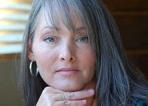 Mivel a színe szürke sötét szőke haj és természetes színezékek és kozmetikai termékek