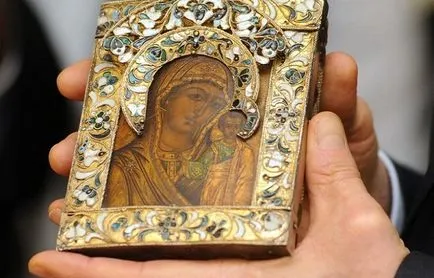 Mi esik haza ikon a Szűzanya - ez azt jelenti, jele a pap válasza
