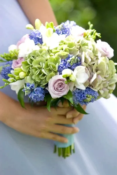 Készítmények esküvői csokrok pionokról, liliom, tulipán, liliom, orchidea, szegfű, brossok és