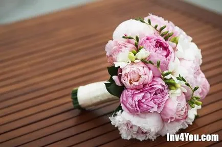 Készítmények esküvői csokrok pionokról, liliom, tulipán, liliom, orchidea, szegfű, brossok és