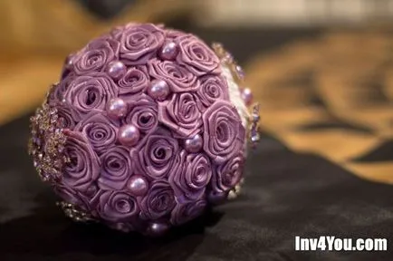 Készítmények esküvői csokrok pionokról, liliom, tulipán, liliom, orchidea, szegfű, brossok és