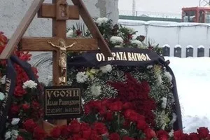 Büntető hatóságok tolvajok, Hassan nagyapja temetésén - mint volt