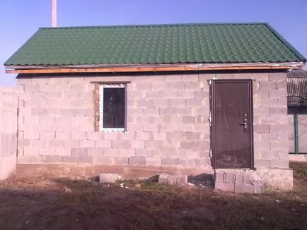 A tető a garázs kezével