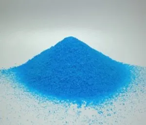 A réz-szulfátot alkalmazunk egy bordói keverék a kertben (bluestone) A réz-szulfátot alkalmazunk egy bordói keverék a kertben