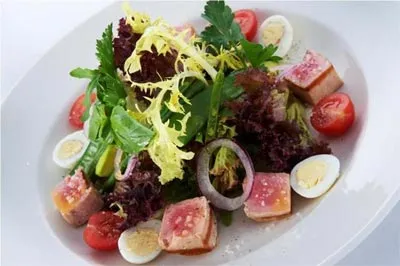 Vegyes saláta szokatlan és gyönyörű stílusáról (saláta főzés összetevők) Vegyes saláta szokatlan és gyönyörű stílusáról