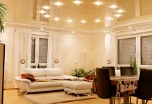 Stretch mennyezet a nappaliban kép kialakítása hálószoba, kétszintes, 18 m²-es, a fényes (tervezés) Stretch mennyezet a nappaliban kép kialakítása hálószoba, kétszintes, 18 m²-es, fényes