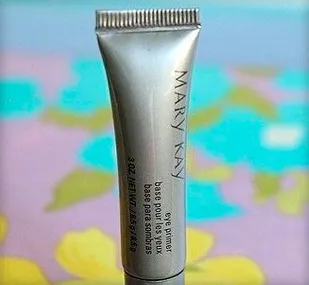Basis alatt szemhéjfesték, mint alkalmazott, áttekintést Avon, Viven Sabo, Essen és Meri Key