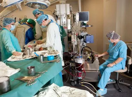 A művelet a műbillentyű középpontjában, hogy a megjelölés, szövődmények (cardiopulmonalis bypass) A művelet a műbillentyű középpontjában, hogy a megjelölés, szövődmények