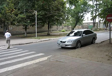 Parkolás a gyalogátkelőhely