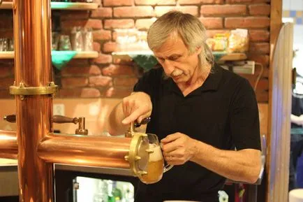 Beer teszi a személy a pult mögött, vagy hogyan kell önteni sör (sör) Beer teszi a személy a pult mögött, vagy hogyan kell önteni a sör