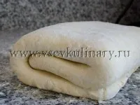 Egy egyszerű recept fotókkal, hogyan lehet leveles tészta élesztő nélkül