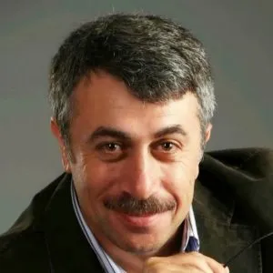 Gyermek horkol álmában éjjel, és nem takony Komorowski és a kezelt (éjszaka) Gyermek horkol álmában éjjel, és nem takony és Komorowski, mint a gyógyítás