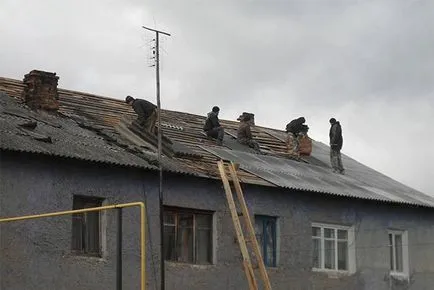 Javítása a tető a tető egy lakóépület (tőke és a jelenlegi) árak (otthon) Javítása a tető a tető egy lakóépület (tőke és a jelenlegi) árak