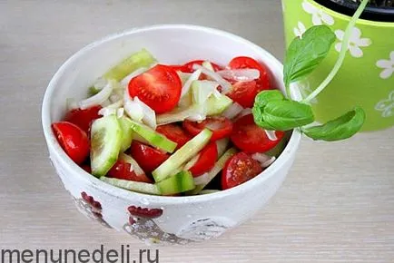 Recept a saláta paradicsom és uborka hagymával, mint egy óvoda (amelyet úgy állítottunk paradicsomból) Recept saláta paradicsom és uborka hagymás az óvodában