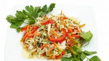 Coleslaw, uborka, paprika és a sárgarépa (paprika) Salátát, uborka, paprika és sárgarépa