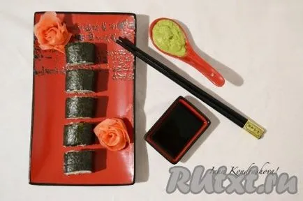 Rolls lazac, uborka - egy recept fotó (tekercs) Rolls lazac, uborka - egy recept egy fotó