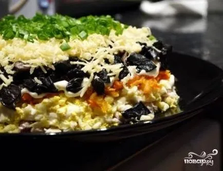 Saláta csirkével és aszalt szilvával puff - lépésről lépésre recept fotók a (élelmiszer) Saláta csirkével és aszalt szilvával puff - lépésről lépésre recept fotók