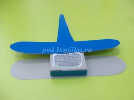 A repülőgép a kezüket a karton