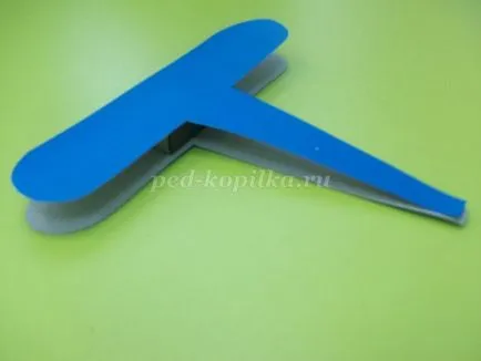 A repülőgép a kezüket a karton