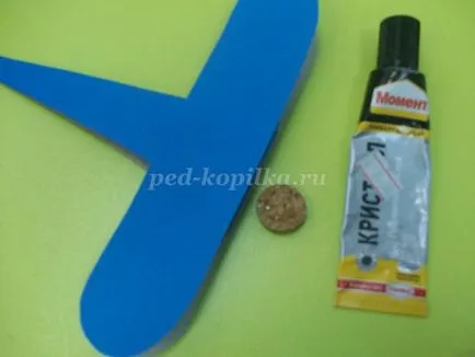 A repülőgép a kezüket a karton