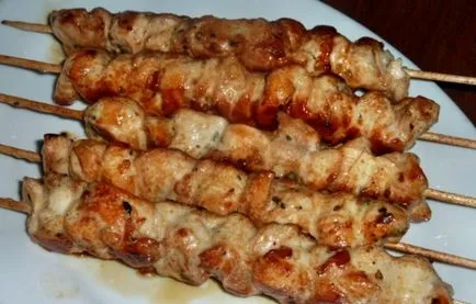 Nyárs csirke - a legfinomabb marinírozott húst kap puha és szaftos csirke nyárs (kebab) Nyárs csirke - a legfinomabb marinírozott húst kap puha és szaftos csirke nyárs