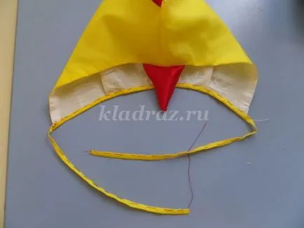 csirke kalap ruhát kezével