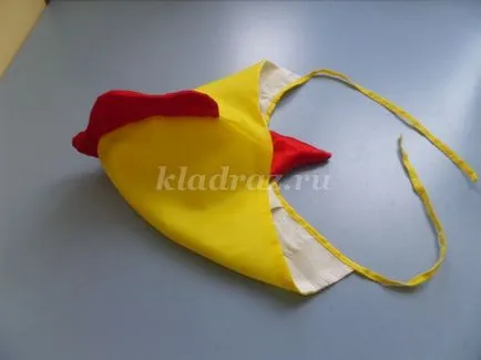 csirke kalap ruhát kezével