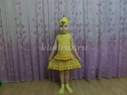 csirke kalap ruhát kezével