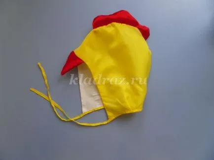 csirke kalap ruhát kezével