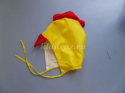 csirke kalap ruhát kezével
