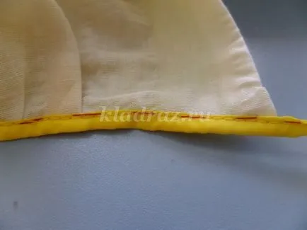 csirke kalap ruhát kezével