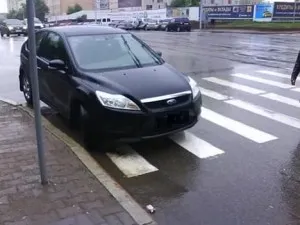 Finom megáll egy gyalogos átkelés az 2017 méret