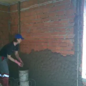 Gipsz téglafalak a házban