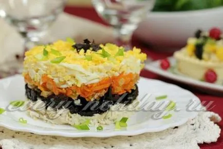 Rakott saláta főtt csirke aszalt szilvával recept fotó (Layer csirke saláta) Rakott saláta főtt csirke aszalt szilvával recept egy fotó
